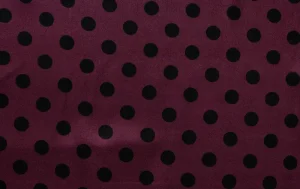 Viscose satijn stof, stip print, aubergine/zwart. P960-1