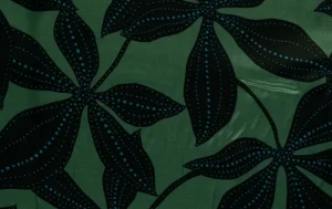 Viscose satijn stof, bloem print, groen/aqua/zwart. P965-1