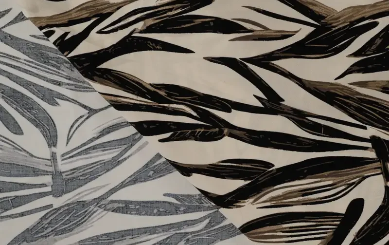 Viscose twill stof, bladeren print, zwart/creme. P969-2