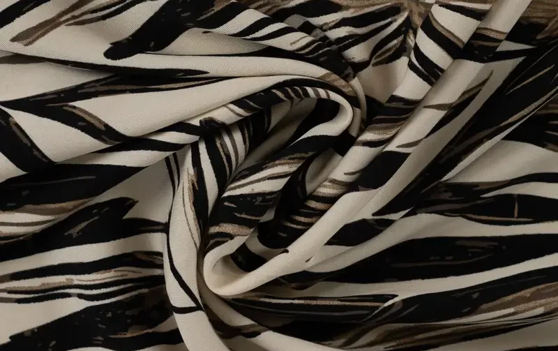 Viscose twill stof, bladeren print, zwart/creme. P969-3