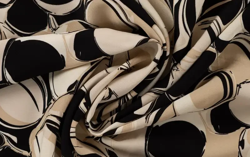 Viscose twill stof, cirkel print, zwart/creme. P970-3
