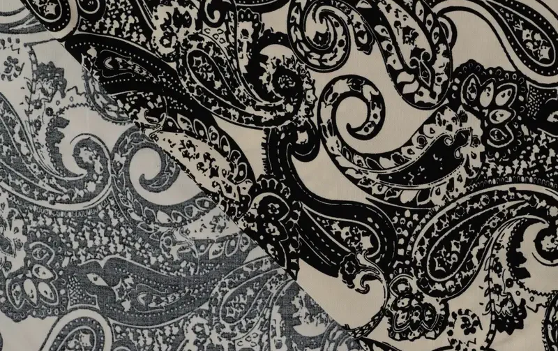 Viscose twill stof, paisley print, creme/zwart. P972-2