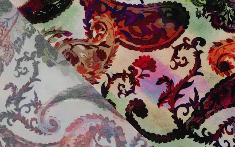 Viscose twill stof, paisley print, groen/paars/rood. P973-2