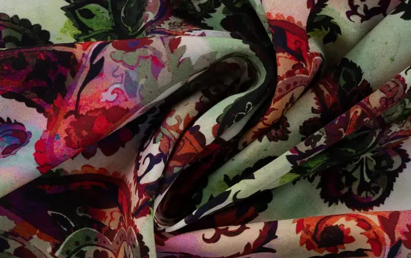 Viscose twill stof, paisley print, groen/paars/rood. P973-3
