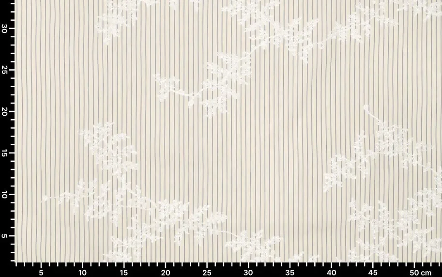Katoen broderie stof, streep motief met geborduurde takjes, blauw/wit/beige. A.096-4