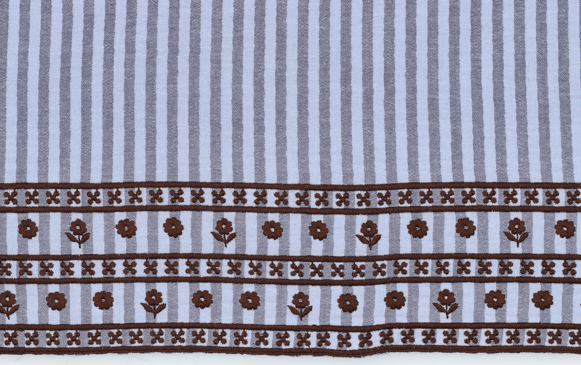 Double gauze stof, streep print met eenzijdige bloemen rand, blauw. A.166-1