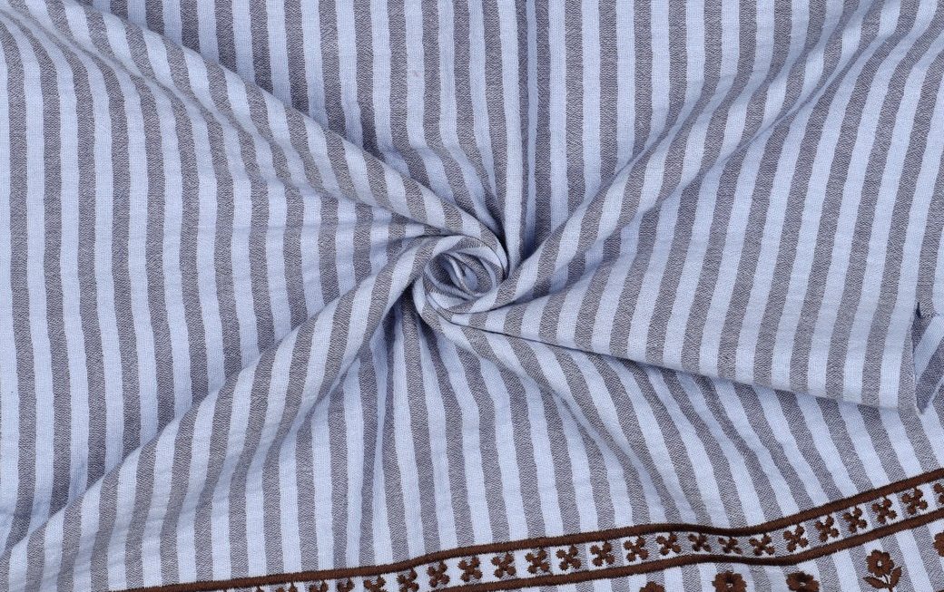 Double gauze stof, streep print met eenzijdige bloemen rand, blauw. A.166-2