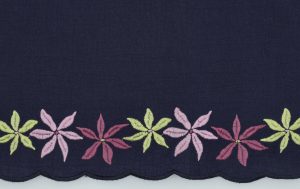Double gauze stof, streep print met tweezijdige bloemen rand, marineblauw. A.169-1